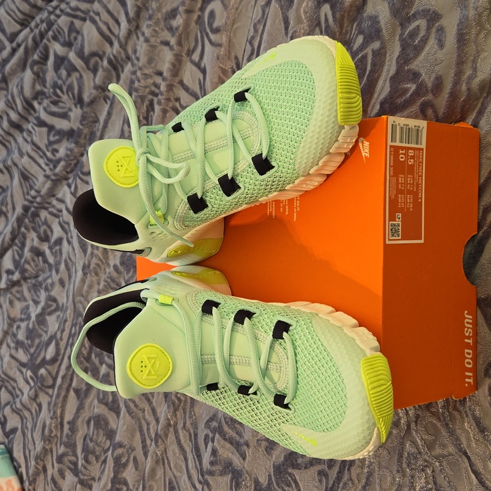 Used 1 Tim Nike Metcon 4 Sz.8.5 in men/ Sz.10 in women. Mint Foam/Ghost Green 💚